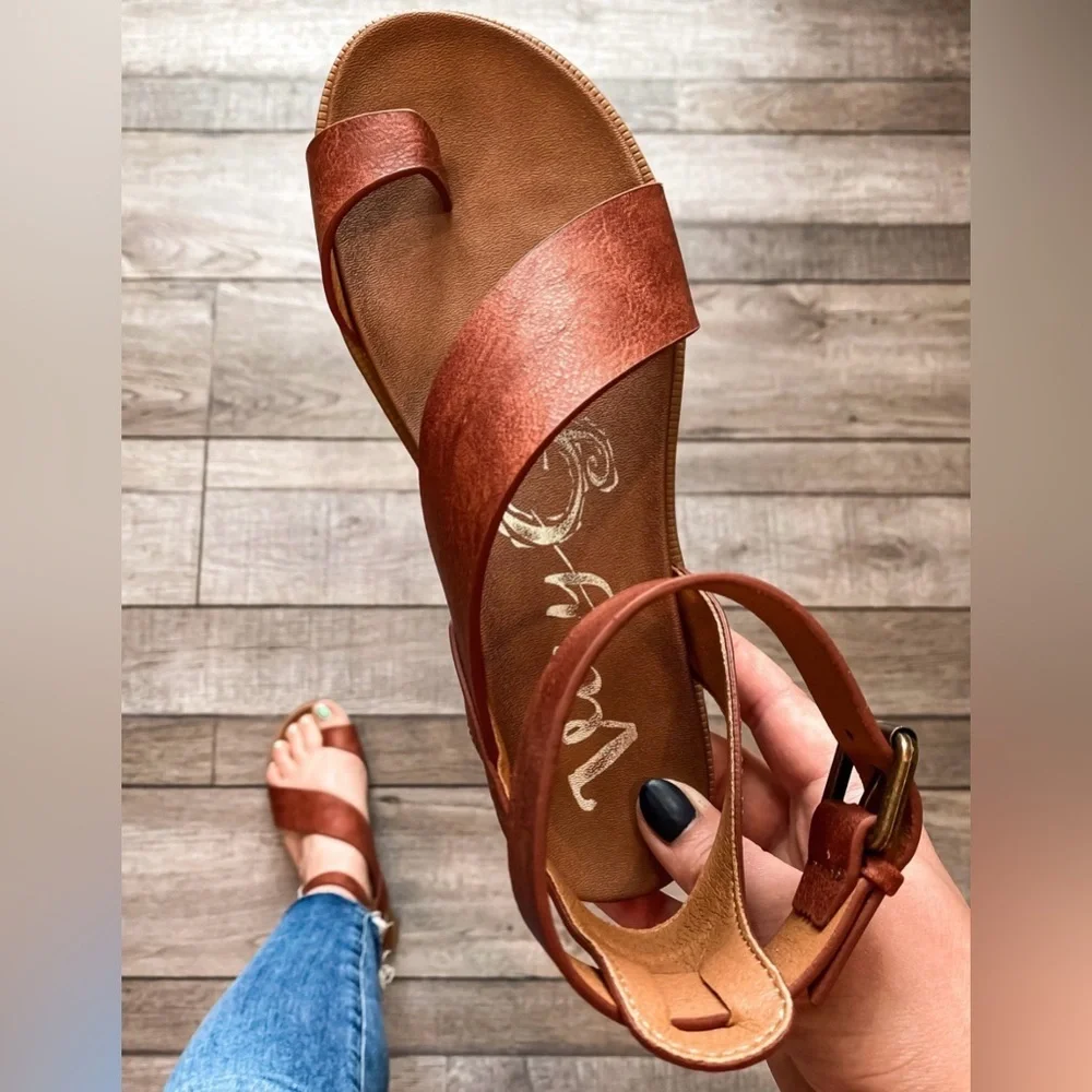 NIB Brand New In Box Very G Steffy Vegan Leather Strappy Flats Sandals